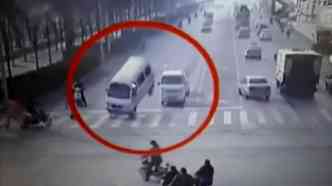 O vdeo gravado por um circuito de TV na China est chamando a ateno ao mostrar trs carros saindo do cho sem nenhuma 'causa aparente'(foto: YouTube/Reproduo)