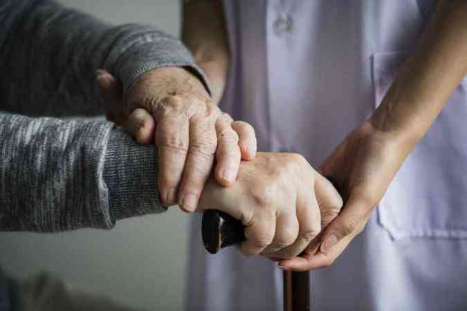 Mais de 35 milhes de idosos sofrem com o Mal de Alzheimer, de acordo com dados da Organizao Mundial de Sade(foto: Freepik)