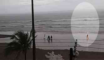 Corretora de imveis grava o momento exato em que um raio atinge uma turista na Praia do Sonho, em Itanham, litoral sul de So paulo(foto: YouTube/A Tribuna Jornal/Reproduo)