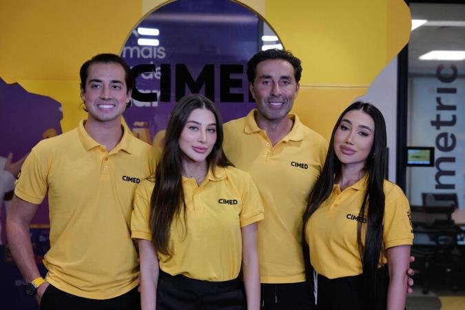 João e os três filhos mais velhos, Adibe Marques, Esther e Bruna, frutos do primeiro casamento do executivo: todos trabalham na empresa em setores com os quais mais se identificam(foto: Cimed/Divulgação) João e os três filhos mais velhos, Adibe Marques, Esther e Bruna, frutos do primeiro casamento do executivo: todos trabalham na empresa em setores com os quais mais se identificam(foto: Cimed/Divulgação)