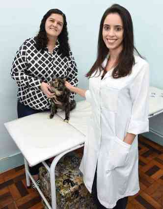 A comerciante Valquiria Barbosa e a veterinria Marianne Camargos esto otimistas aps a primeira sesso de terapia celular na gata Duda, de 1 ano e meio, e aguardam os resultados: 
