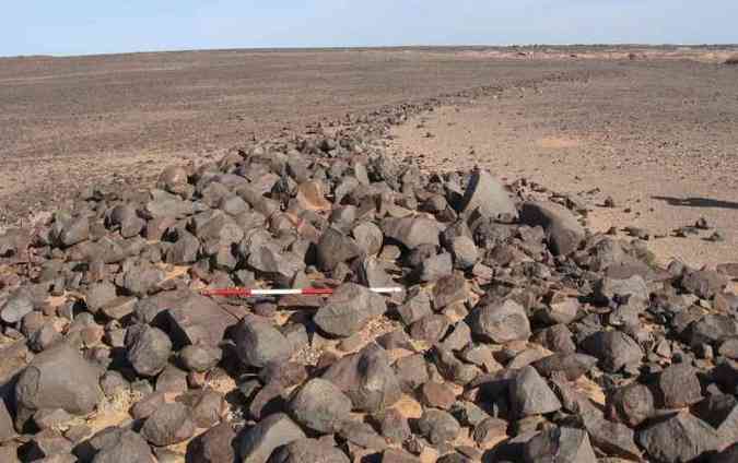 Os amontoados de pedras encontrados no noroeste da frica forma datados com at 10 mil anos(foto: Nick Brooks e Joanne Clarke/University of East Anglia/Divulgao)