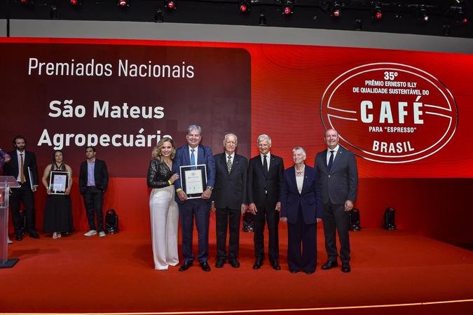 M�rcia e Eduardo Dominicale, Grupo Bmg; Dr. Aldir Alves Teixeira, CEO da Experimental Agr�cola do Brasil; Andrea e Anna Illy, da illycaff�; e Alessandro Bucci, diretor de Compras da illycaff�(foto: Ant�nio Carreiro/Divulga��o)