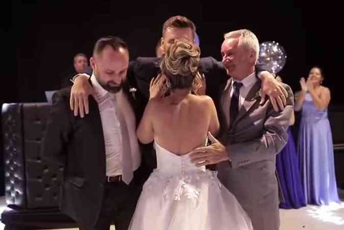 A cena do noivo cadeirante que se levanta durante a valsa na festa de casamento vem emocionando muitos internautas(foto: YouTube/Olhar Direto/Reproduo)