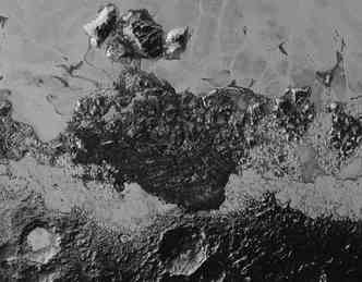 As formaes escuras parecendo montanhas seriam 'dunas', segundo especialistas ligados  misso espacial em Pluto(foto: NASA/APL/SwRI/Divulgao)