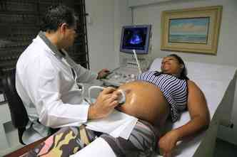 Segundo a Sociedade Brasileira de Pediatria, no existe limite seguro para a ingesto de lcool durante a gravidez. Essa droga lcita pode causar a Sndrome Alcolica Fetal no beb(foto: Valdecir Galor/SMCS/Divulgao)