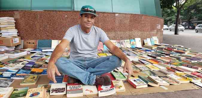 Odilon Tavares, o catador de papelão que tornou-se livreiro da calçada: número de livros vendidos saltou de três a até 60 unidades por dia(foto: Odilon Tavares/Divulgação)