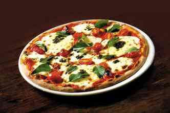 A pizza Margherita Gnova, com muarela de bfala, tomate italiano, pesto de azeitonas e molho de tomate, entrou h pouco tempo no cardpio: so 38 opes de redondas no menu(foto: Cludio Cunha/Encontro)