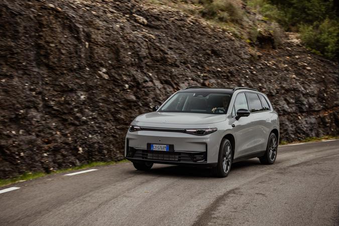 Da Stellantis, o C10 traz a marca Leapmotor: o SUV médio não será vendido apenas em versão elétrica, mas também na versão com extensor de autonomia, chamada REEV (Range Extended Electric Vehicle) que tem autonomia de quase 1 mil km(foto: Divulgação) Da Stellantis, o C10 traz a marca Leapmotor: o SUV médio não será vendido apenas em versão elétrica, mas também na versão com extensor de autonomia, chamada REEV (Range Extended Electric Vehicle) que tem autonomia de quase 1 mil km(foto: Divulgação)