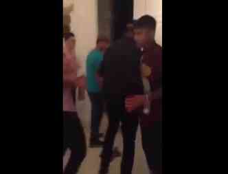 No vdeo, o atacante do Barcelona, Neymar, aparece, supostamente, muito bbado(foto: YouTube/Reproduo)