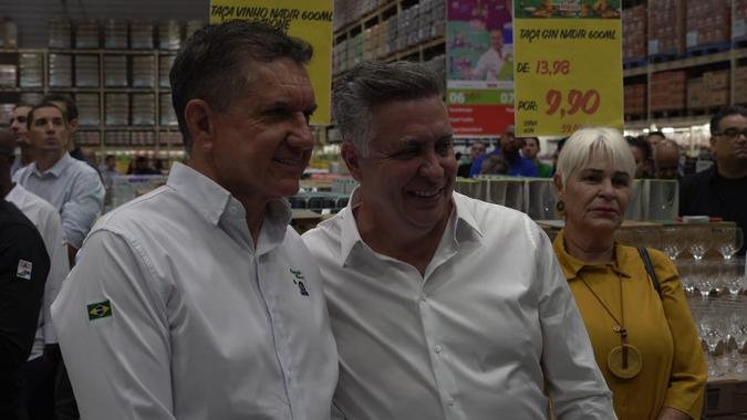 Murilo Martins, diretor e fundador do Mart Minas ao lado do prefeito Álvaro Damião(foto: Zé Carlos/Divulgação) Murilo Martins, diretor e fundador do Mart Minas ao lado do prefeito Álvaro Damião(foto: Zé Carlos/Divulgação)