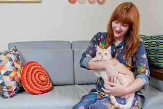 A jornalista Leticia Orlandi com o gatinho Fuleco: 