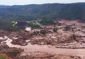 Segundo Ricardo Vescovi, presidente da Samarco, a mineradora ainda no comeou a estudar a causa do rompimento das barragens em Bento Rodrigues(foto: Corpo de Bombeiros/MG/Divulgao)