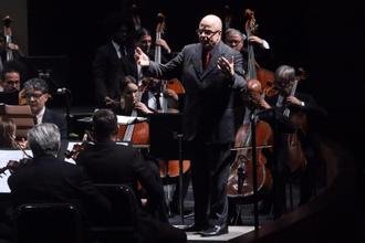 Roberto Tibiri�� rege concerto em homenagem a Mozart em Belo Horizonte