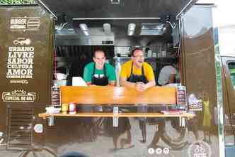 Mrcio Silva e Jorge Gonzalez so os scios/chefs/motoristas do Buzina Food Truck: um dos primeiros carros autnticos est em SP(foto: Renata D'Almeida/Divulgao)