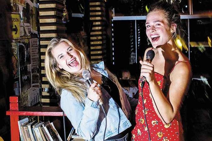 As americanas Hayley Anderson e Morgan Healy aproveitam as horas vagas em BH para matar as saudades de casa dando um show no palco: As americanas Hayley Anderson e Morgan Healy aproveitam as horas vagas em BH para matar as saudades de casa dando um show no palco: