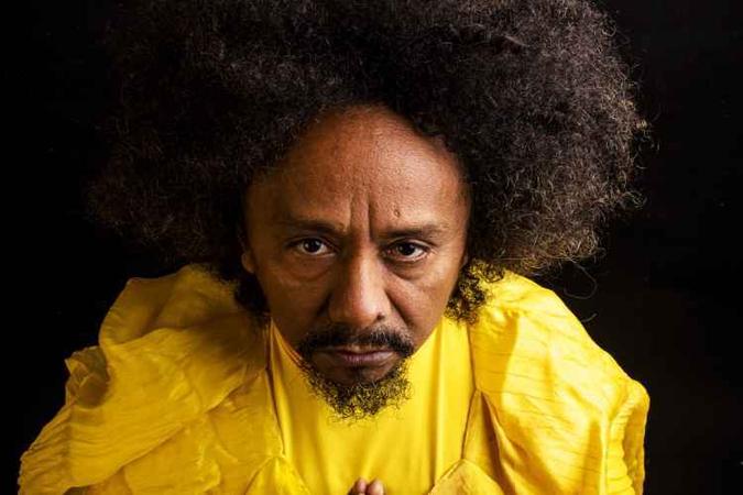 Apesar de não ser feriado na cidade, BH terá a Semana da Consciência Negra, com mais de 100 atrações musicais, teatrais e cinematográficas. Entre elas, o músico e compositor Chico César(foto: José de Holanda/Divulgação) Apesar de não ser feriado na cidade, BH terá a Semana da Consciência Negra, com mais de 100 atrações musicais, teatrais e cinematográficas. Entre elas, o músico e compositor Chico César(foto: José de Holanda/Divulgação)