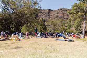 O projeto Praticando aos Domingos promove aulas no parque da Serra do Curral: cerca de 150 pessoas se renem para conhecer as tcnicas de hatha ioga(foto: Ronaldo Dolabella/Encontro)