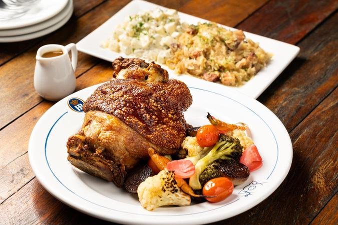 Schweinshaxe: joelho de porco, legumes, salada de batata, chucrute e molho de cerveja (foto: Victor Schwaner/Divulgação) Schweinshaxe: joelho de porco, legumes, salada de batata, chucrute e molho de cerveja (foto: Victor Schwaner/Divulgação)