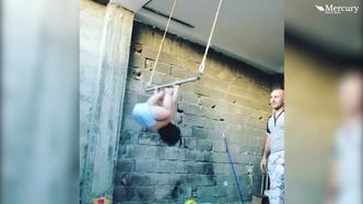 Com apenas 9 meses de idade, o bebê iraniano Arat Hosseini virou sensação na internet com seus movimentos de ginástica(foto: YouTube/Reprodução) Com apenas 9 meses de idade, o bebê iraniano Arat Hosseini virou sensação na internet com seus movimentos de ginástica(foto: YouTube/Reprodução)