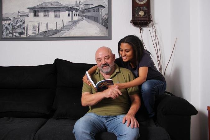 Portadora de problemas cognitivos que afetam memória, atenção, linguagem e raciocínio, a estudante Bárbara Alice Nogueira Almeida, de 22 anos, celebra com o pai, Edson Moraes, seu ingresso no curso de Psicologia na UniBH. Portadora de problemas cognitivos que afetam memória, atenção, linguagem e raciocínio, a estudante Bárbara Alice Nogueira Almeida, de 22 anos, celebra com o pai, Edson Moraes, seu ingresso no curso de Psicologia na UniBH.