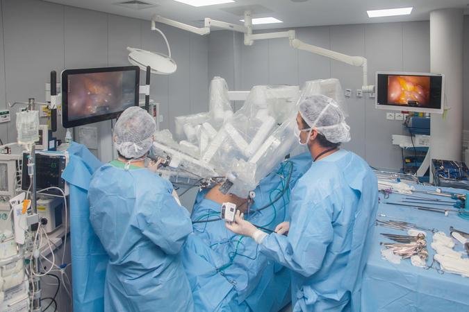 O Da Vinci X, no Biocor, que custa em torno de R$ 16 milhões: braços robóticos reproduzem, com fidelidade e estabilidade, cada gesto do especialista, proporcionando articulações finas, ampla liberdade de movimento e eliminação de tremores(foto: Geraldo Goulart) O Da Vinci X, no Biocor, que custa em torno de R$ 16 milhões: braços robóticos reproduzem, com fidelidade e estabilidade, cada gesto do especialista, proporcionando articulações finas, ampla liberdade de movimento e eliminação de tremores(foto: Geraldo Goulart)