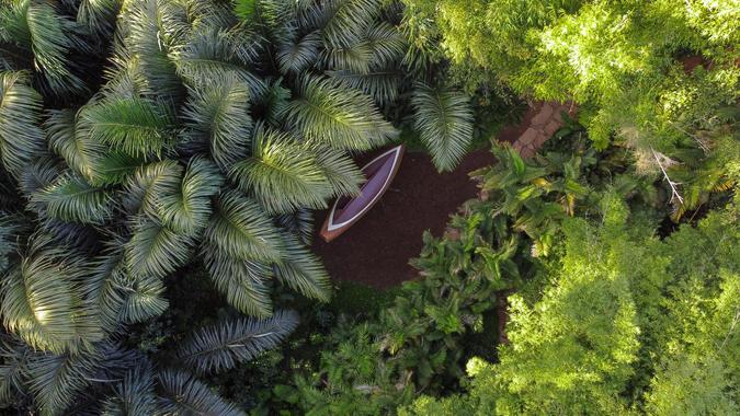 Vista aérea da obra de Simon Starling, The Mahogany Pavilion (Mobile Architecture nº 1), 2004(foto: Brendon Campos/Divulgação) Vista aérea da obra de Simon Starling, The Mahogany Pavilion (Mobile Architecture nº 1), 2004(foto: Brendon Campos/Divulgação)