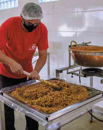 O preparo do P de Moleque de Piranguinho: primeiro, o amendoim  escolhido e torrado, para s depois se juntar a rapadura j derretida no imenso cobre de tacho. Ainda fervendo, ele vai para o tabuleiro. Quando amorna,  cortado em quadradinhos, que chegam ainda quentes no balco da lojinha(foto: Nereu Jr./Divulgao)