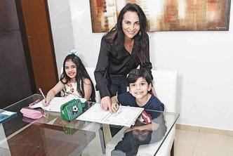 A dica de ouro de Norma Fernandes para que as tarefas escolares dos filhos Helena, de 9 anos, e Konstantinos, de 6, não causem estresse na família é não deixar acumular: A dica de ouro de Norma Fernandes para que as tarefas escolares dos filhos Helena, de 9 anos, e Konstantinos, de 6, não causem estresse na família é não deixar acumular: