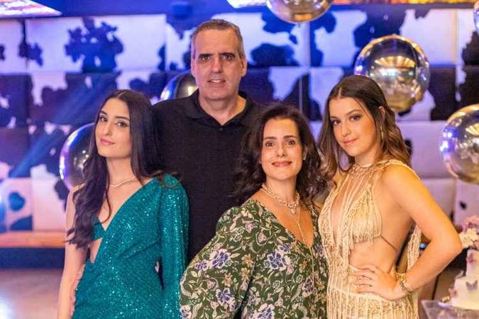 Marcelo Cohen ao lado da mulher, Gabriela, e das filhas gmeas Vitria e Sofia: 