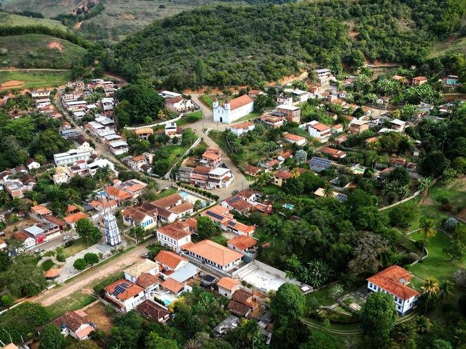  Vista a�rea do vilarejo hist�rico de Piacatuba, em Leopoldina, na Zona da Mata mineira, um dos roteiros do programa Minas In�dita (foto: Rodrigo Albert/Secult/Codemge )