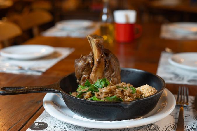 A panturrilha Suína assada com arroz de hortaliças e farofa crocante, uma das estrelas do cardápio do chef Caetano Sobrinho (foto: Paulo Marcio) A panturrilha Suína assada com arroz de hortaliças e farofa crocante, uma das estrelas do cardápio do chef Caetano Sobrinho (foto: Paulo Marcio)