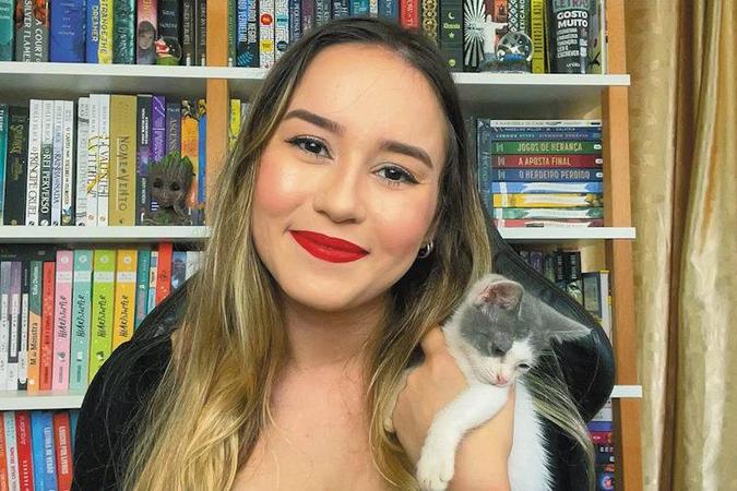 Anna Júlia Nascimento Souza, estudante de Letras, administra o perfil @entre4livros: Anna Júlia Nascimento Souza, estudante de Letras, administra o perfil @entre4livros: