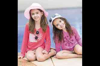As irms Clara, de 7 anos, e Luisa, de 4,  beira da piscina: elas aproveitam as frias com blusas que oferecem proteo UV(foto: Ronaldo Dolabella/Encontro)