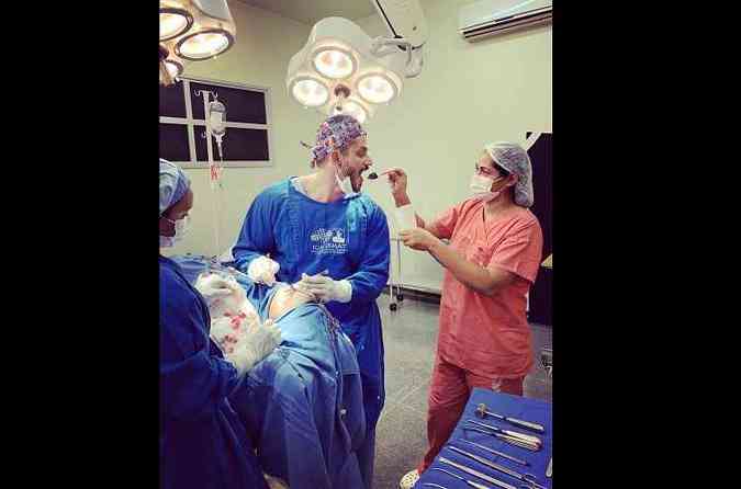 O cirurgio Marcos Hrter, ex-BBB 17, est causando polmica no Facebook com a foto em que aparece comendo dentro de centro cirrgico (foto: Facebook/marcosharteroficial/Reproduo)