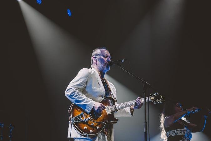 O grupo � atualmente liderado por Colin Hay, remanescente da forma��o original(foto: Hay Ramos MCA Concerts/Divulga��o)