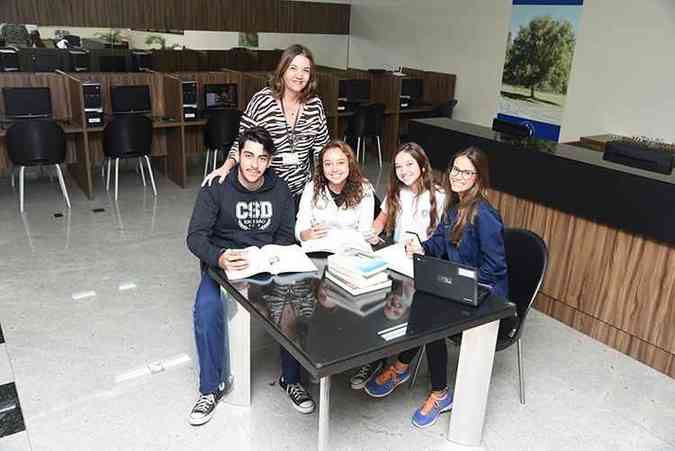 Luca Pires, Maria Julia de Castro, Ana Beatriz Moraes e Marianna Frana, alunos do ensino mdio do Santa Dorotia, usam o celular dentro de sala, em atividades pedaggicas: 