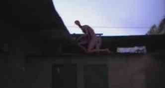 O que voc acha que  essa 'criatura' que aparece em cima de um telhado na cidade de Mangua, na Nicargua?(foto: YouTube/Reproduo)