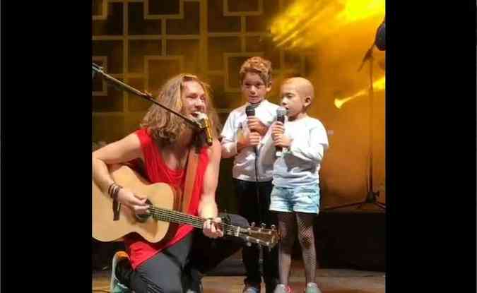 Como não se emocionar com a cena da pequena Anna Luísa cantando O Sol ao lado do músico gaúcho Vitor Kley?(foto: Instagram/verrieverriproducoes/Reprodução)