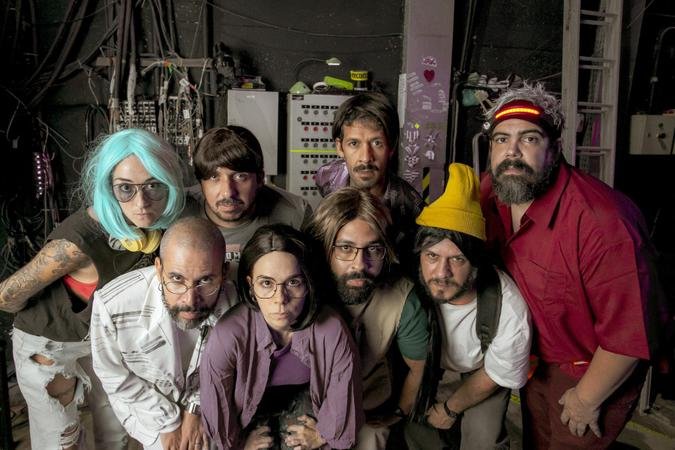 A montagem é resultado de uma parceria entre os grupos Clowns de Shakespeare (RN) e Magiluth (PE)(foto: Rogério Alves/Divulgação) A montagem é resultado de uma parceria entre os grupos Clowns de Shakespeare (RN) e Magiluth (PE)(foto: Rogério Alves/Divulgação)