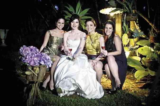 A noiva Mariana Castelo Branco e as amigas Cristiane Modesto, Mara Lemos e Amana Torres no restaurante localizado no distrito de Macacos (Nova Lima), onde ela se casou: 