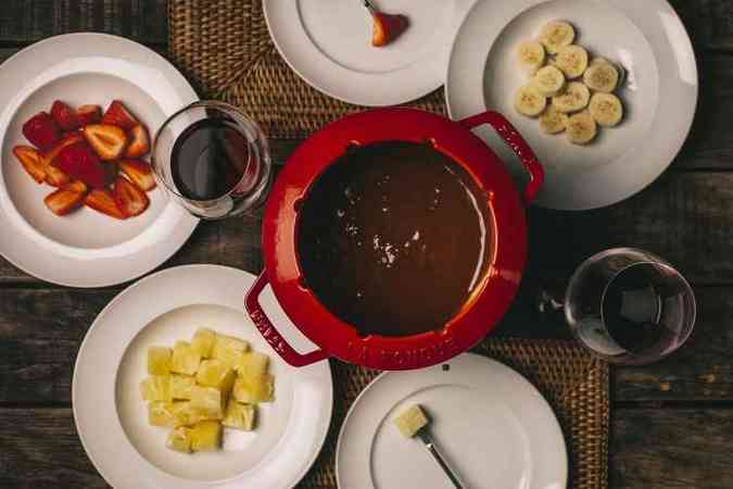 No Gero, o fondue de chocolate  servido acompanhado pelas frutas da estao(foto: Bruno Geraldi/Divulgao)