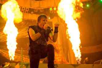 Apesar do susto que deu nos fs com a notcia do cncer na lngua, o vocalista do Iron Maiden, Bruce Dickinson, j se tratou e deve se recuperar totalmente at maio de 2015(foto: IronMaiden.com/Reproduo)