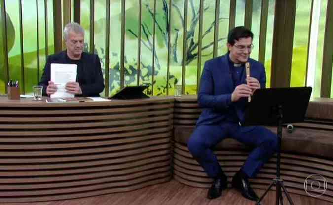 Muitos internautas acreditaram que o padre Reginaldo Manzotti tocou Vai Malandra na flauta em sua participao no programa Conversa com Bial(foto: Globo Play/TV Globo/Reproduo)