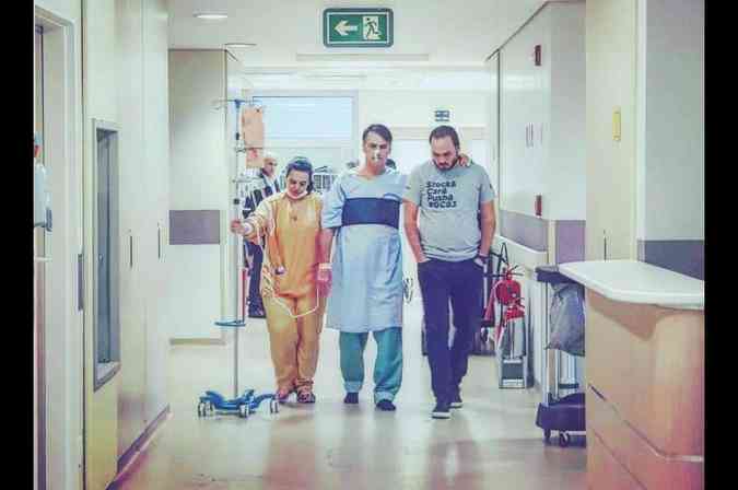 Aps passar por procedimento de drenagem de lquido no intestino, Jair Bolsonaro publica foto no Twitter em que caminha pelo hospital Albert Einstein(foto: Twitter/jairbolsonaro/Reproduo)