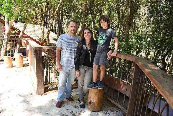 Os empresrios Fbio Castro e Maria Letcia Nunes, com o filho Pedro, de 10 anos: casa em Macacos  cercada por rvores e recebe a visita de micos(foto: Violeta Andrada/Encontro)