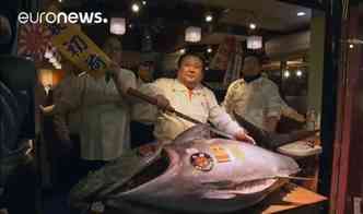 Mais uma vez o empresrio japons Kiyoshi Kimura gasta milhes de reais para adquirir um atum azul inteiro no mercado de peixes Tsukiji, em Tquio(foto: YouTube/Euronews/Reproduo)