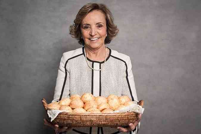 Maria Dalva Couto Mendonça, a dona Dalva, com os pães de queijo assados para a sessão de fotos na redação: ela é a guardiã da qualidade(foto: Alexandre Rezende/Encontro)