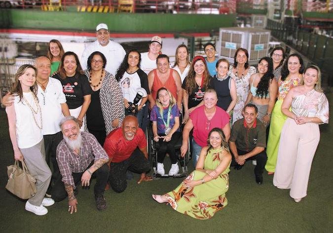 Os apoiadores do projeto: Maurinho Berro D'agua, Jos� Nilson, Amanda Alether, Eliza Fonseca, Edivane Miguel e Marcinho (sentados, na frente); Joanna Scharle, Edilberto Mendes, Livia Ferolla, Helena Bastos, Simone Santos, Christiano Rocco, Carla Costa, Priscila Tomaz, Andreia Alether, Meire Ribeiro, Rosilene Campolina, Marlene Maria de Oliveira Machado, Virginia Camara, Tatiana Chaves, Cristiane Gon�alves, Iracema Machado, Gleice Santana e Janaina Prado (em p�)(foto: P�dua de Carvalho/Encontro)