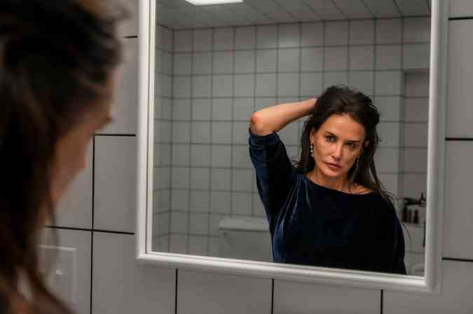 Demi Moore no filme A Substncia, que pode ser visto no canal de streaming Mubi: uma das produes mais assistidas do ano, o terror satiriza a ditadura da beleza(foto: MUBI/Divulgao)